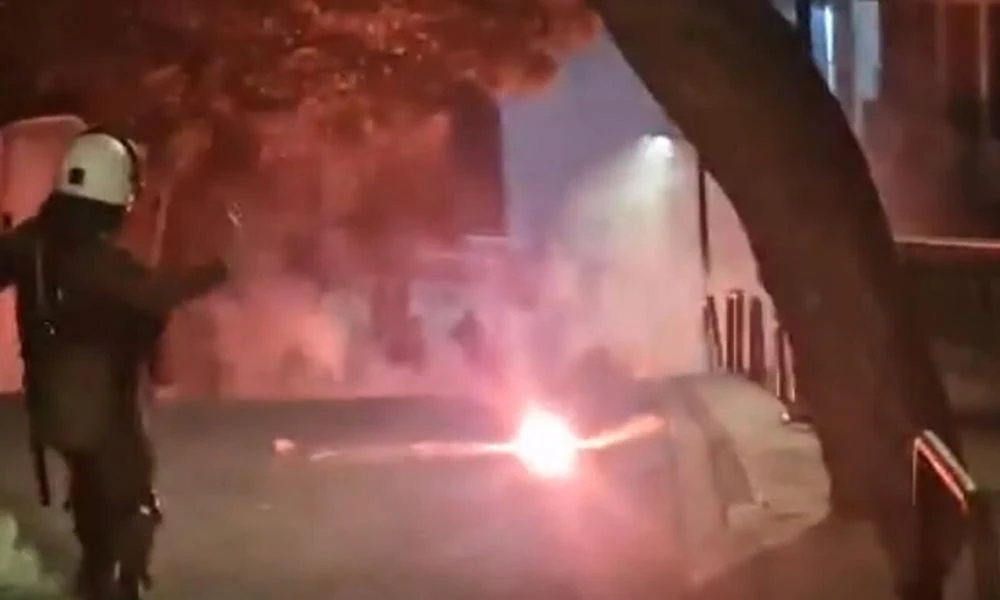 Ρομά επιχείρησαν να κλείσουν ξανά τη Μεσογείων αλλά τους «μπλόκαρε» η αστυνομία